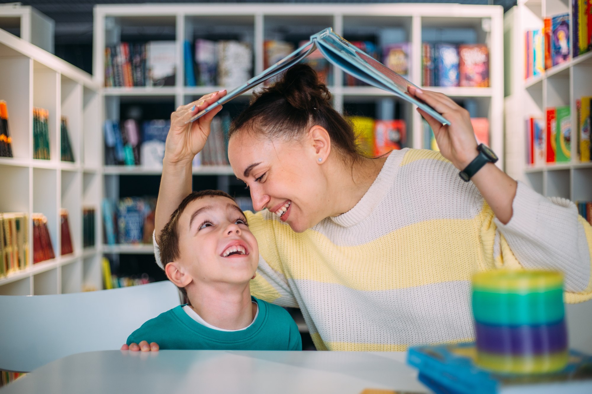 Eltern und Kind im Gespräch bei HerzStück Schulbegleitung